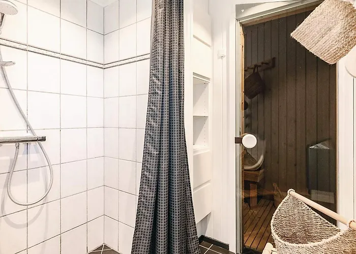 6 Person In Lokken-by Traum *